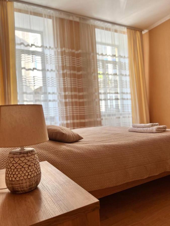 Apartment On Hnatiuka With Parking Lviv Exterior photo