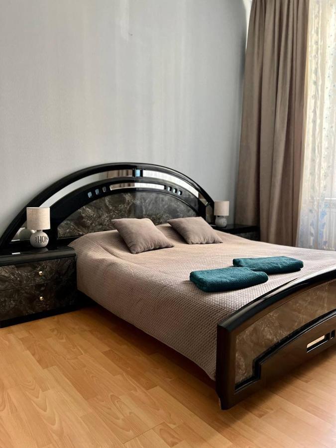 Apartment On Hnatiuka With Parking Lviv Exterior photo