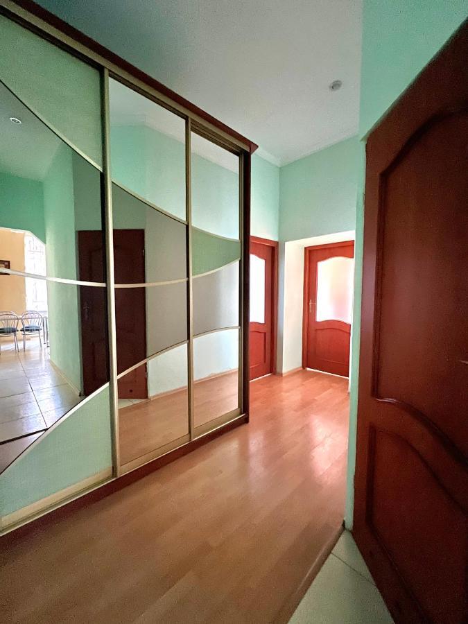 Apartment On Hnatiuka With Parking Lviv Exterior photo